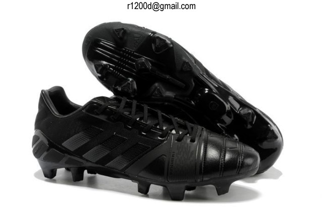 chaussure de foot toute noir
